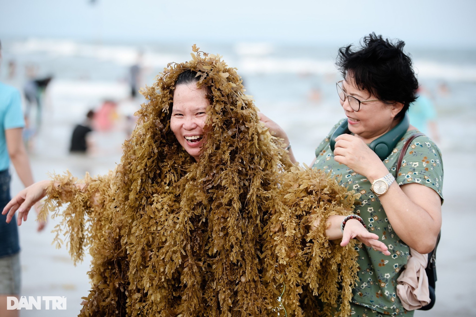 Hàng trăm nghìn người đi chơi biển Vũng Tàu trong hai ngày đầu nghỉ lễ 30/4 - Ảnh 11.