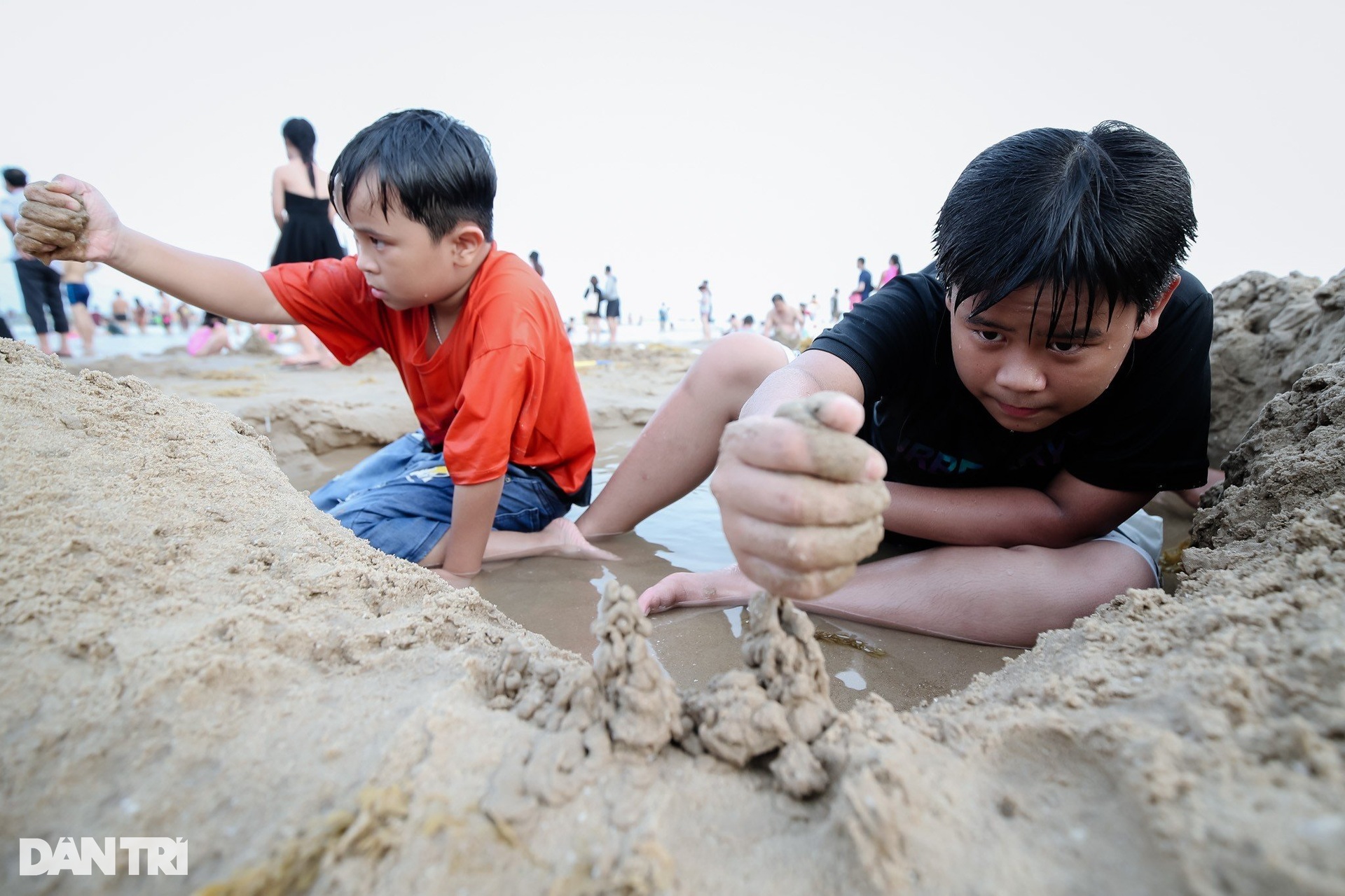 Hàng trăm nghìn người đi chơi biển Vũng Tàu trong hai ngày đầu nghỉ lễ 30/4 - Ảnh 6.