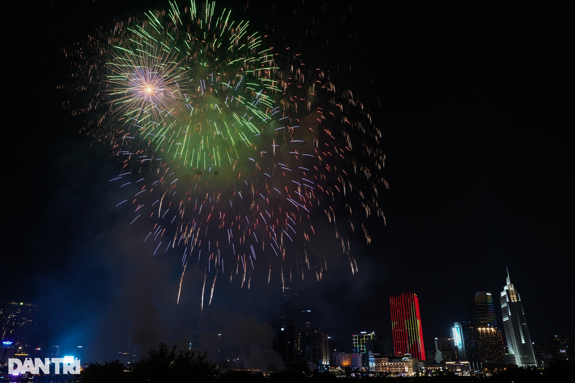 Ph&aacute;o hoa bay ngợp trời TPHCM mừng 48 năm thống nhất đất nước - Ảnh 1.