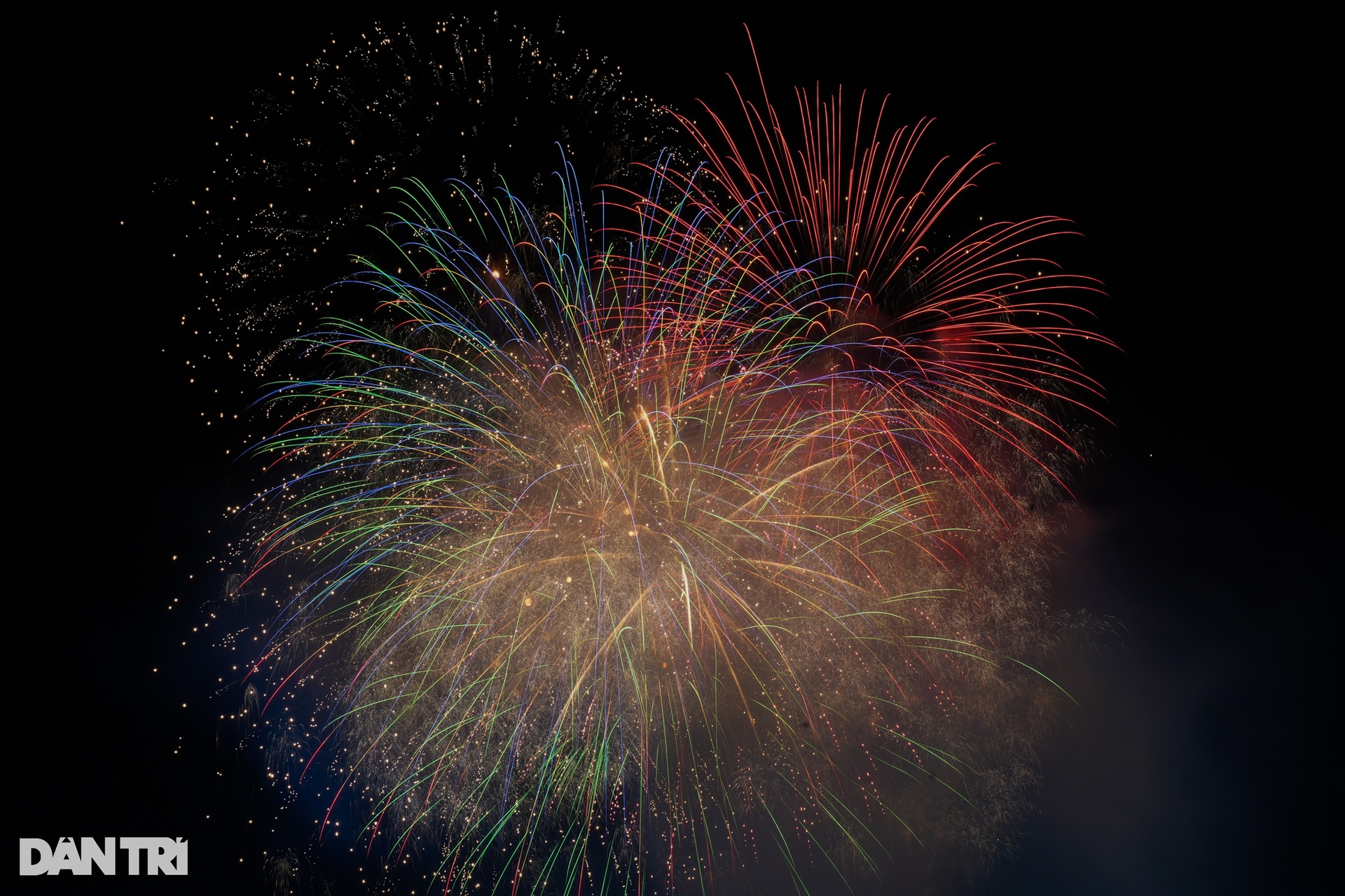 Ph&aacute;o hoa bay ngợp trời TPHCM mừng 48 năm thống nhất đất nước - Ảnh 10.