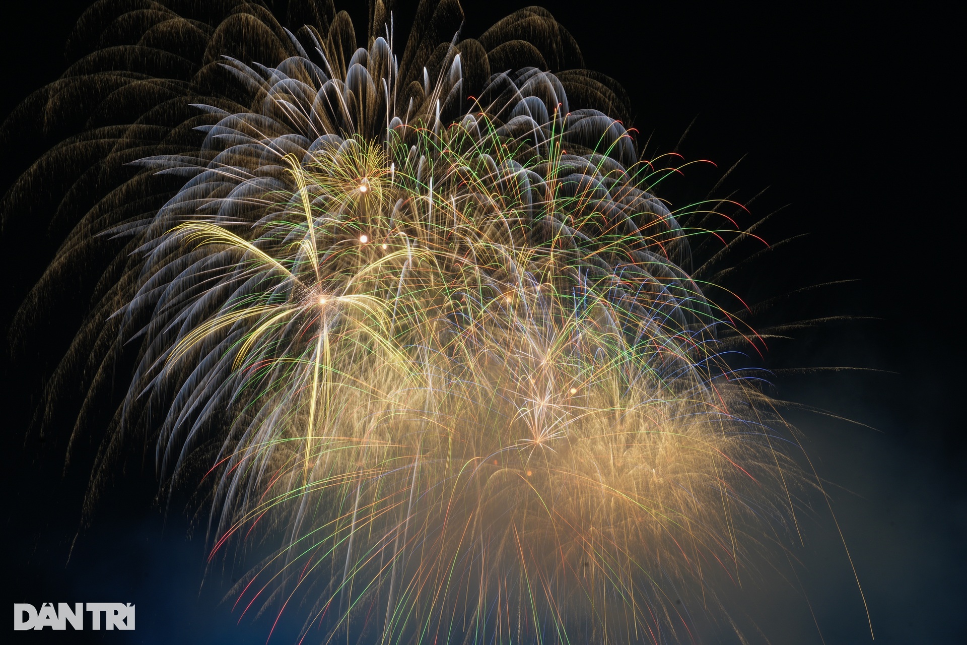 Ph&aacute;o hoa bay ngợp trời TPHCM mừng 48 năm thống nhất đất nước - Ảnh 11.