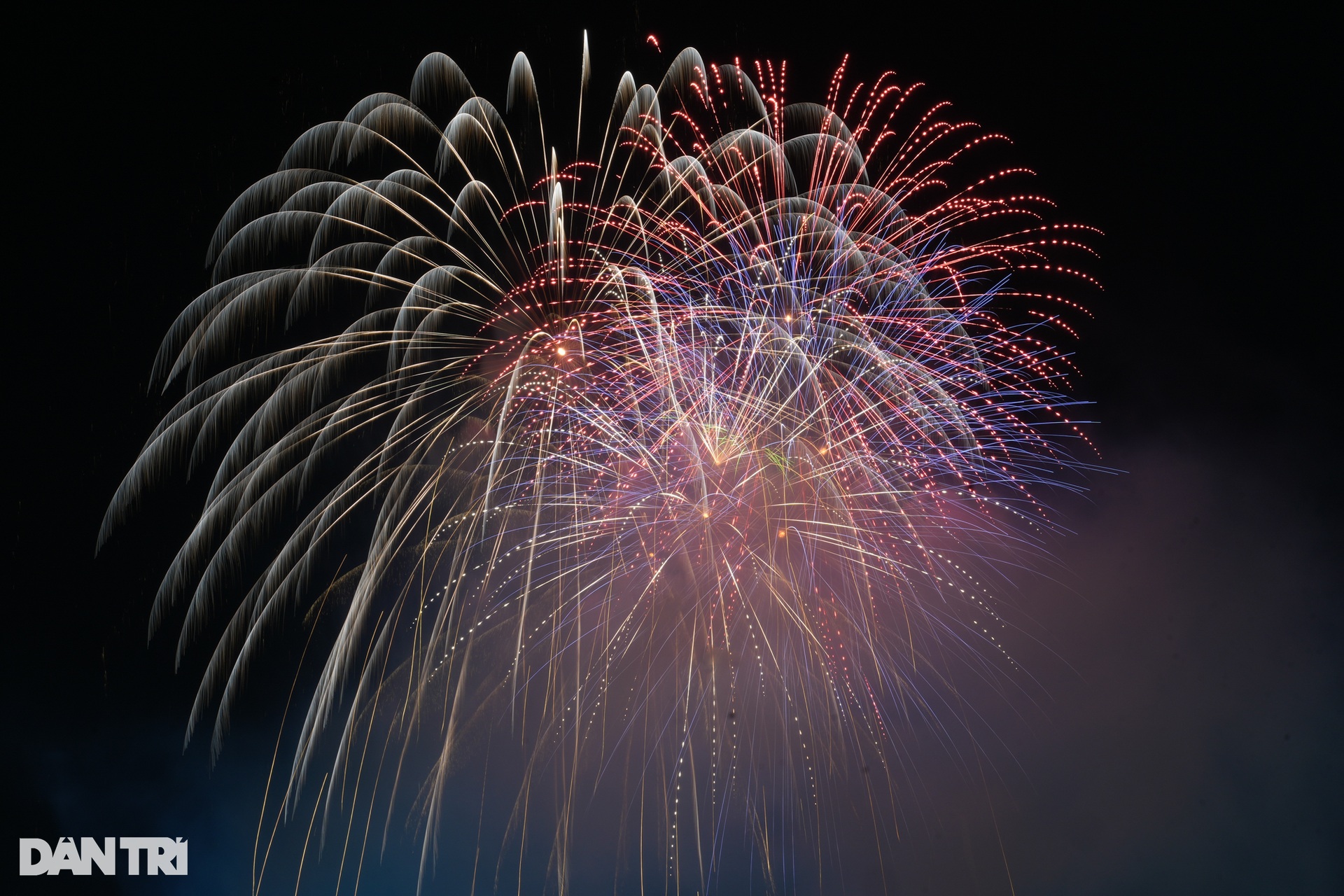 Ph&aacute;o hoa bay ngợp trời TPHCM mừng 48 năm thống nhất đất nước - Ảnh 9.