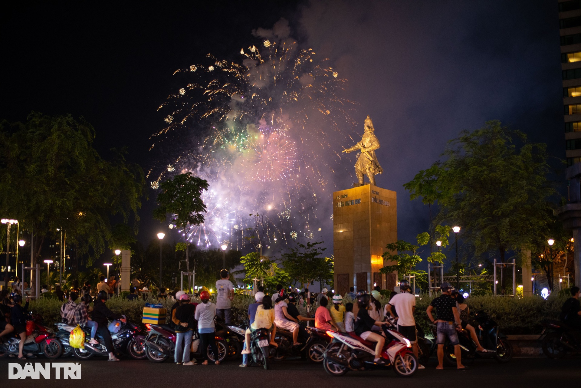 Ph&aacute;o hoa bay ngợp trời TPHCM mừng 48 năm thống nhất đất nước - Ảnh 3.