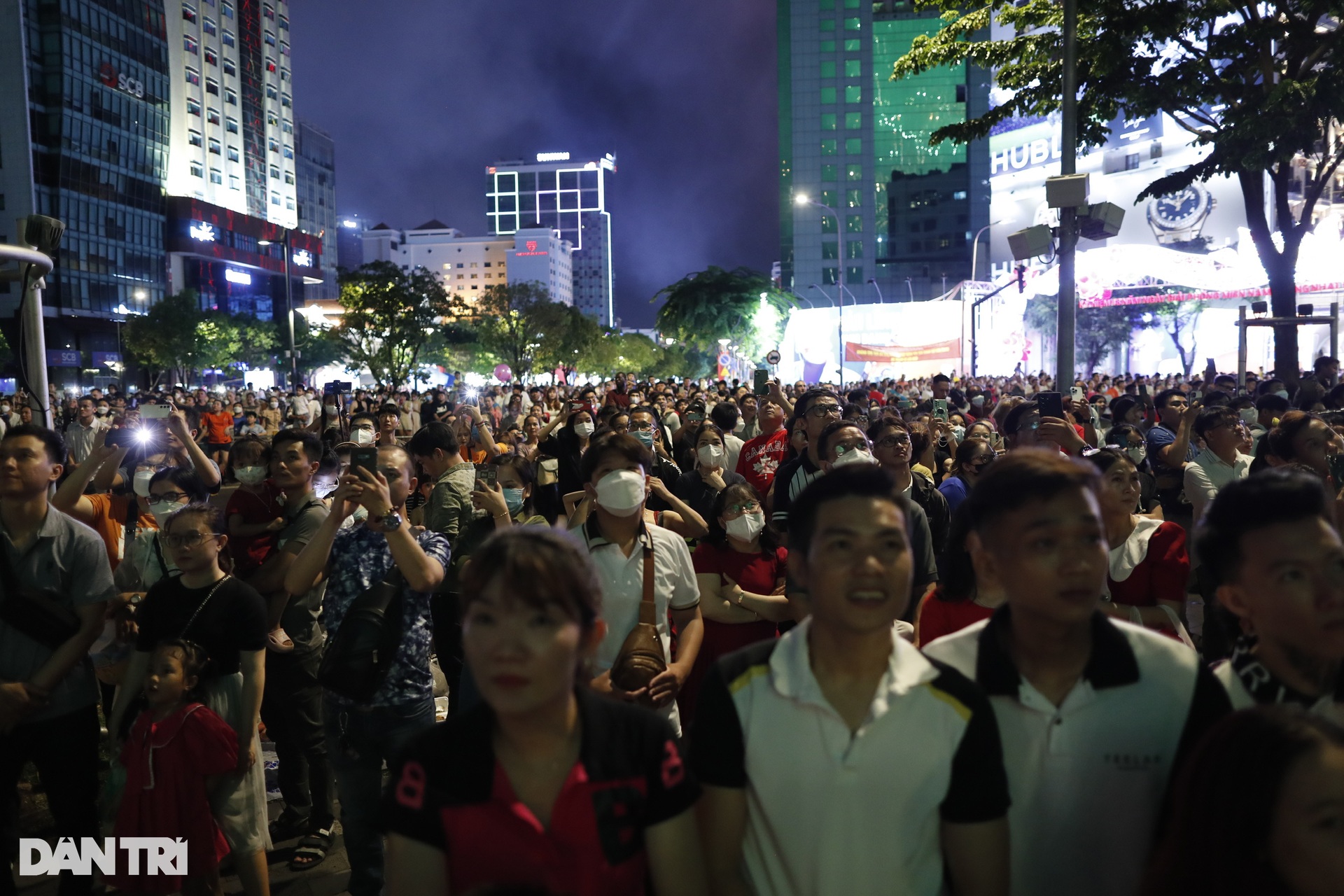 Ph&aacute;o hoa bay ngợp trời TPHCM mừng 48 năm thống nhất đất nước - Ảnh 12.