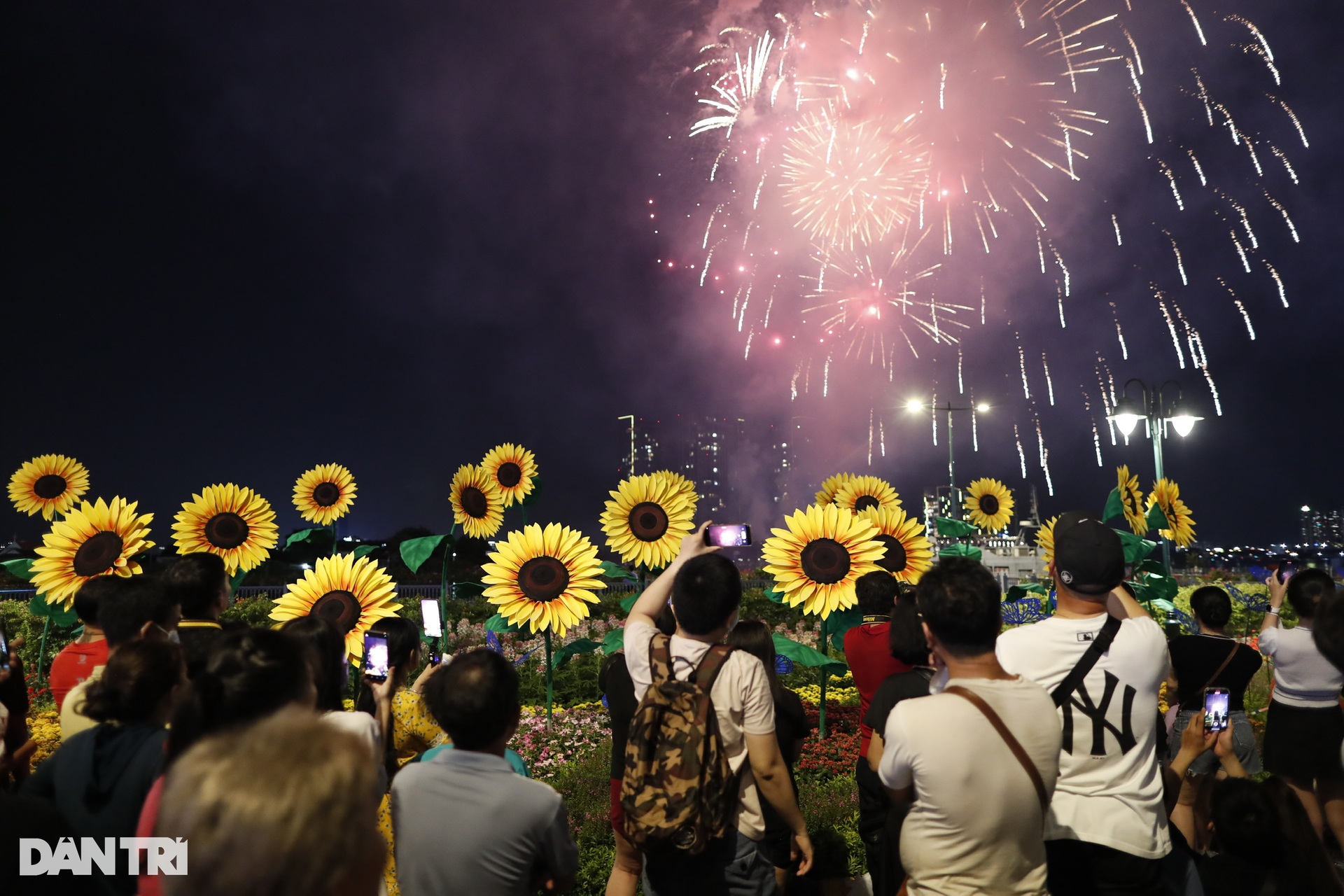 Ph&aacute;o hoa bay ngợp trời TPHCM mừng 48 năm thống nhất đất nước - Ảnh 5.