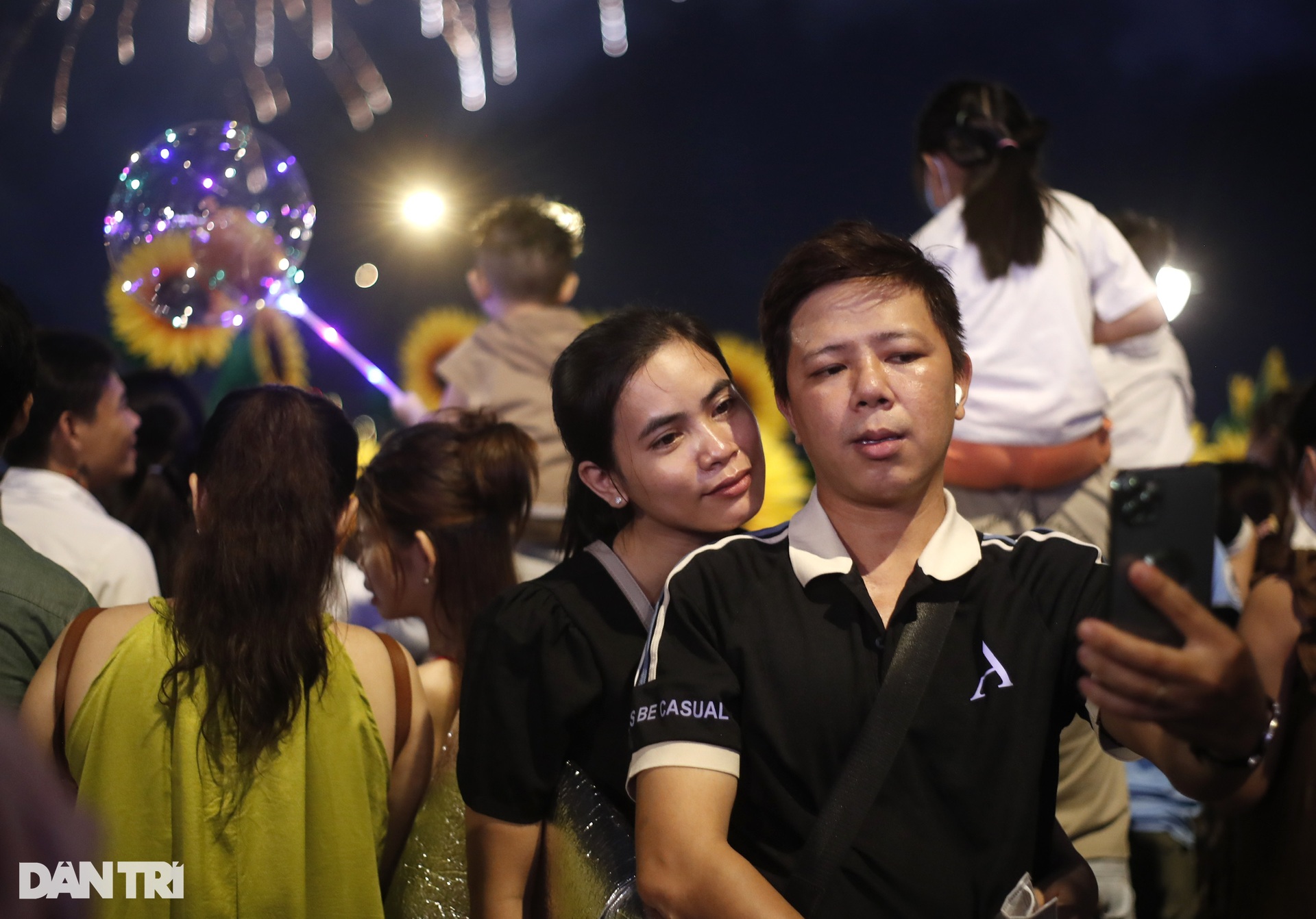 Ph&aacute;o hoa bay ngợp trời TPHCM mừng 48 năm thống nhất đất nước - Ảnh 7.