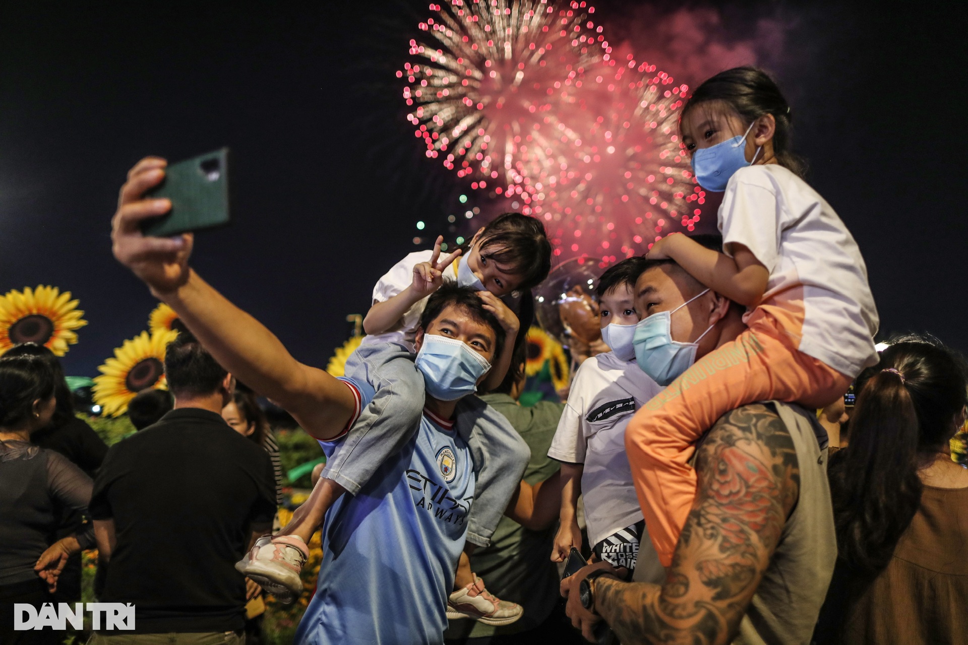 Ph&aacute;o hoa bay ngợp trời TPHCM mừng 48 năm thống nhất đất nước - Ảnh 4.