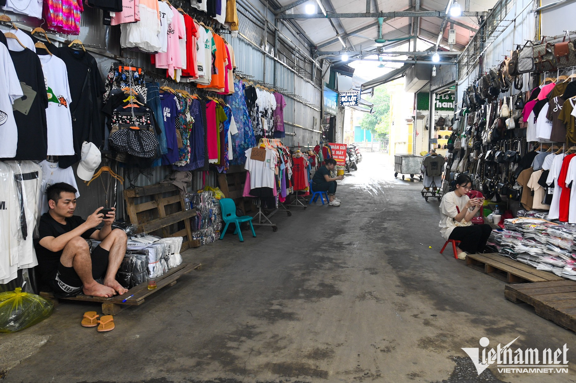 Chợ thời trang lớn nhất Hà Nội ế ẩm chưa từng thấy - Ảnh 10.