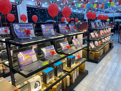 Laptop giảm gi&aacute; kịch s&agrave;n vẫn ế - Ảnh 1.