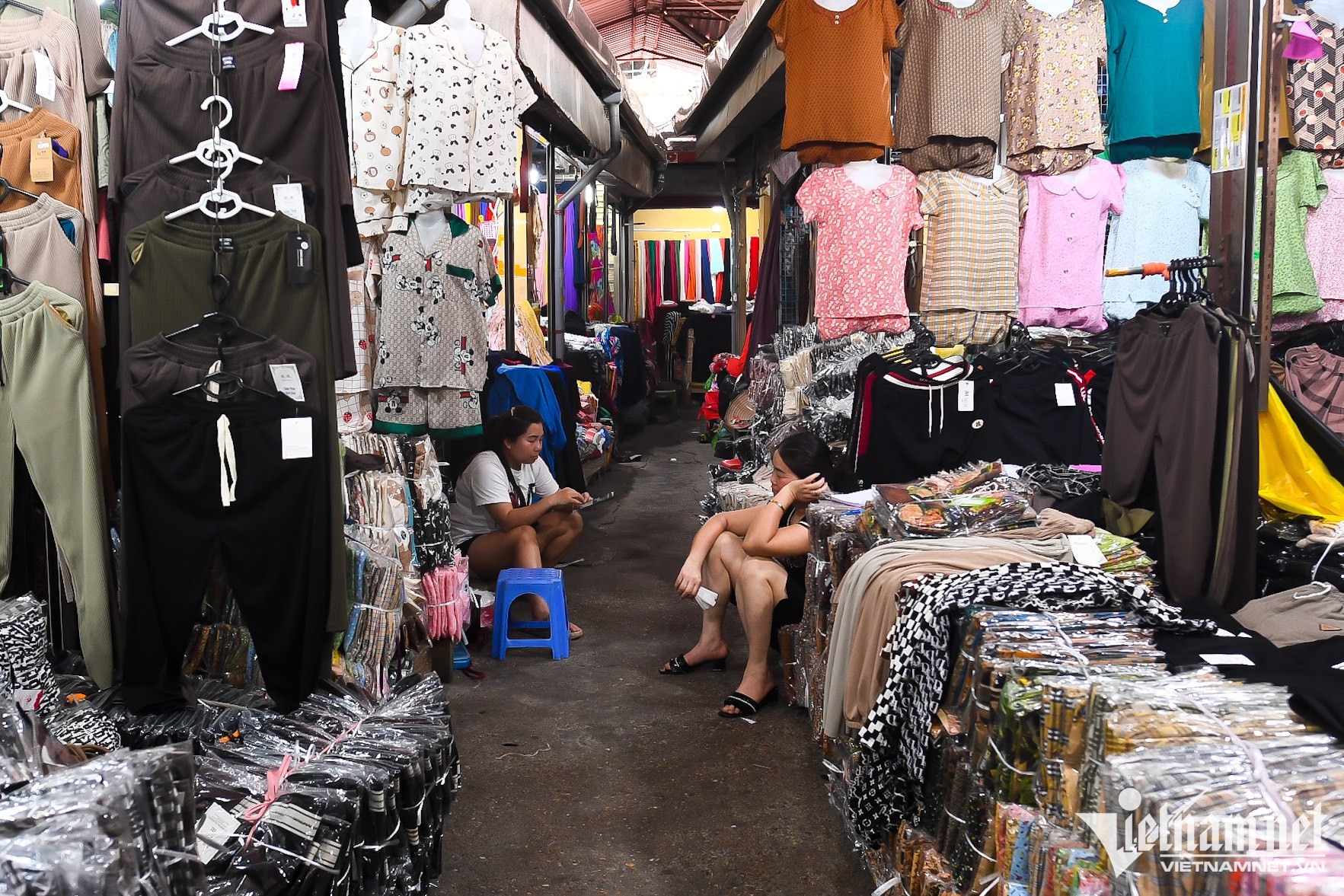 Chợ thời trang lớn nhất Hà Nội ế ẩm chưa từng thấy - Ảnh 9.