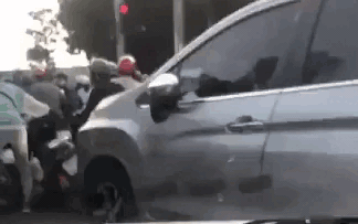 Video: Tài xế ô tô dương tính với ma túy, tông hàng loạt xe máy đang dừng đèn đỏ