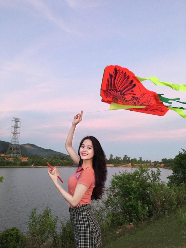 Hotgirl Quảng Bình từng thi Miss Grand Việt Nam làm tiếp viên hàng không: Nhan sắc ngọt ngào, trình độ học vấn xuất sắc - Ảnh 9.