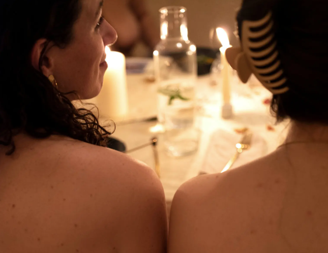 Bữa tiệc kỳ lạ dành riêng cho phụ nữ, nơi họ cởi bỏ áo quần để kết nối nhiều hơn với cơ thể - Ảnh 1.