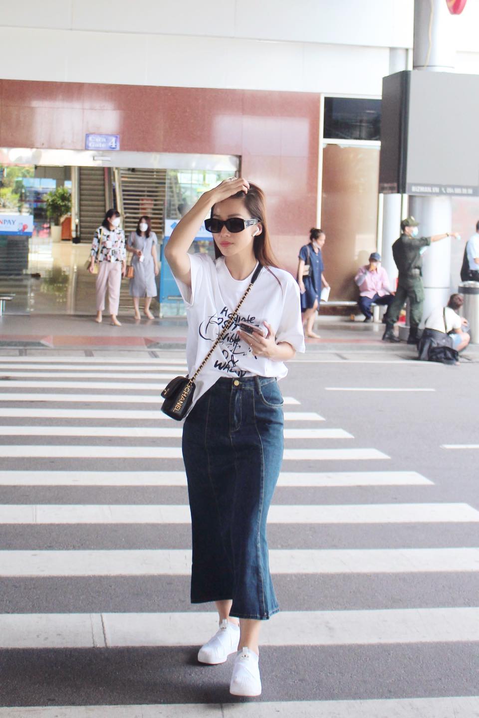 Bắt gặp 'bạn gái' Thanh Sơn với phong cách đơn giản, đáng yêu ở sân bay - Ảnh 3.