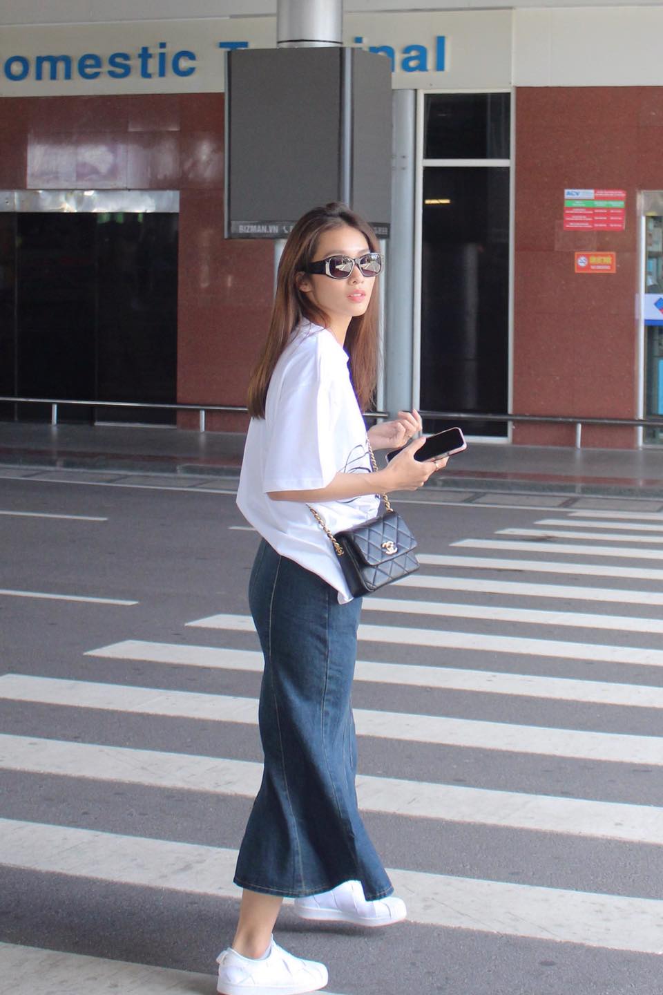 Bắt gặp 'bạn gái' Thanh Sơn với phong cách đơn giản, đáng yêu ở sân bay - Ảnh 4.