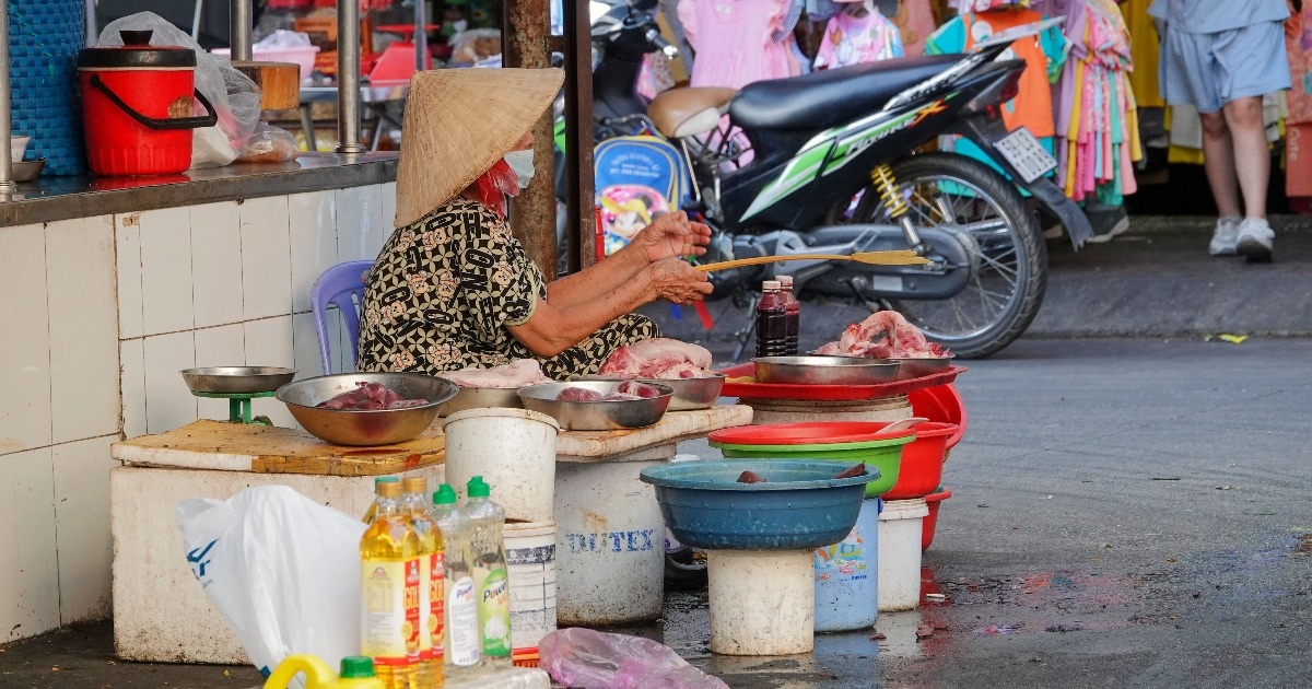 Khách vơi quá nửa, tiểu thương các chợ 'ngồi… ngáp cả ngày'