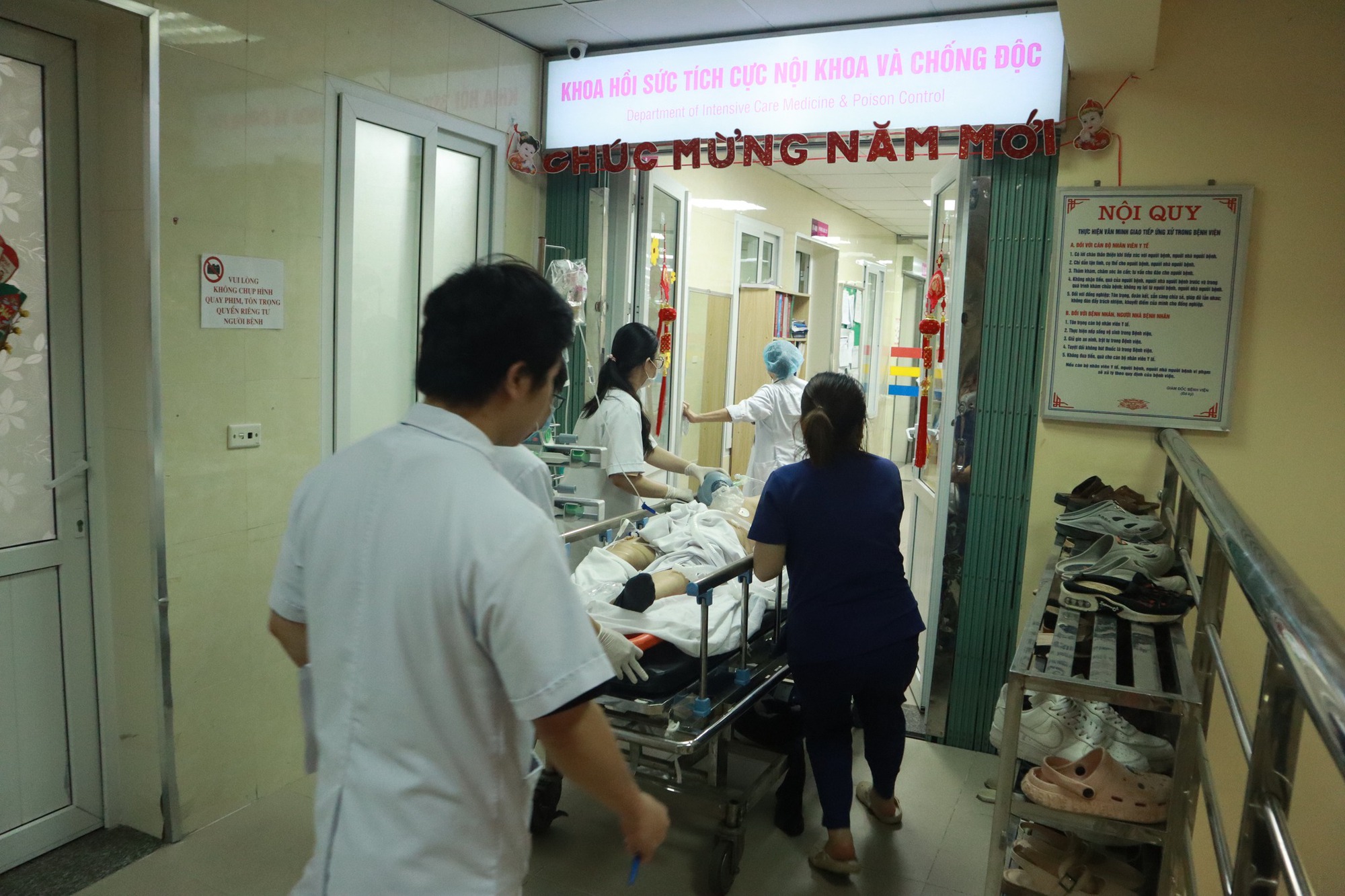 Hình ảnh các bác sĩ căng mình cấp cứu các bệnh nhân nặng vụ tai nạn liên hoàn ở đường Võ Chí Công - Ảnh 6.