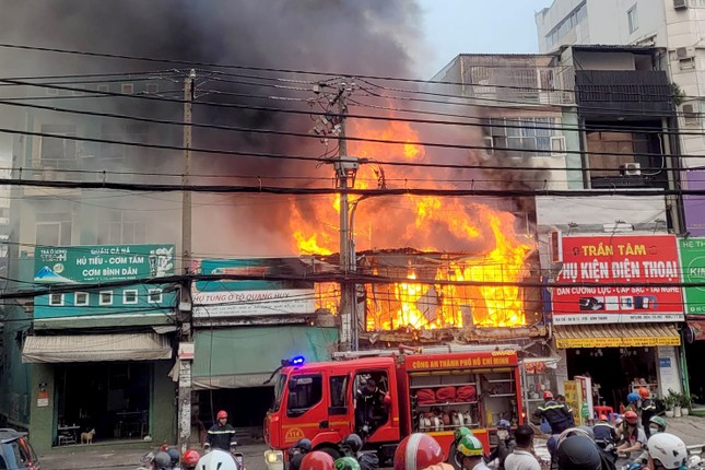 Quán cơm gần Bến xe Miền Đông cháy ngùn ngụt, cảnh sát cứu 39 người ra ngoài - Ảnh 1.