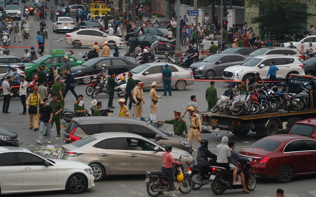 Hà Nội: Nhân chứng kể lại giây phút kinh hoàng khi xe ô tô tông hàng loạt xe máy