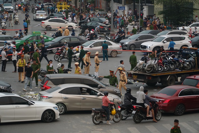 Hà Nội: Nhân chứng kể lại giây phút kinh hoàng khi xe ô tô tông hàng loạt xe máy - Ảnh 3.