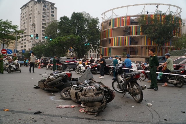 Hà Nội: Nhân chứng kể lại giây phút kinh hoàng khi xe ô tô tông hàng loạt xe máy - Ảnh 2.