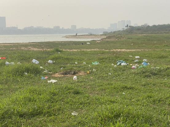 Dưới chân cầu Vĩnh Tuy xuất hiện nhiều rác thải sau những buổi cắm trại cuối tuần - Ảnh 2.