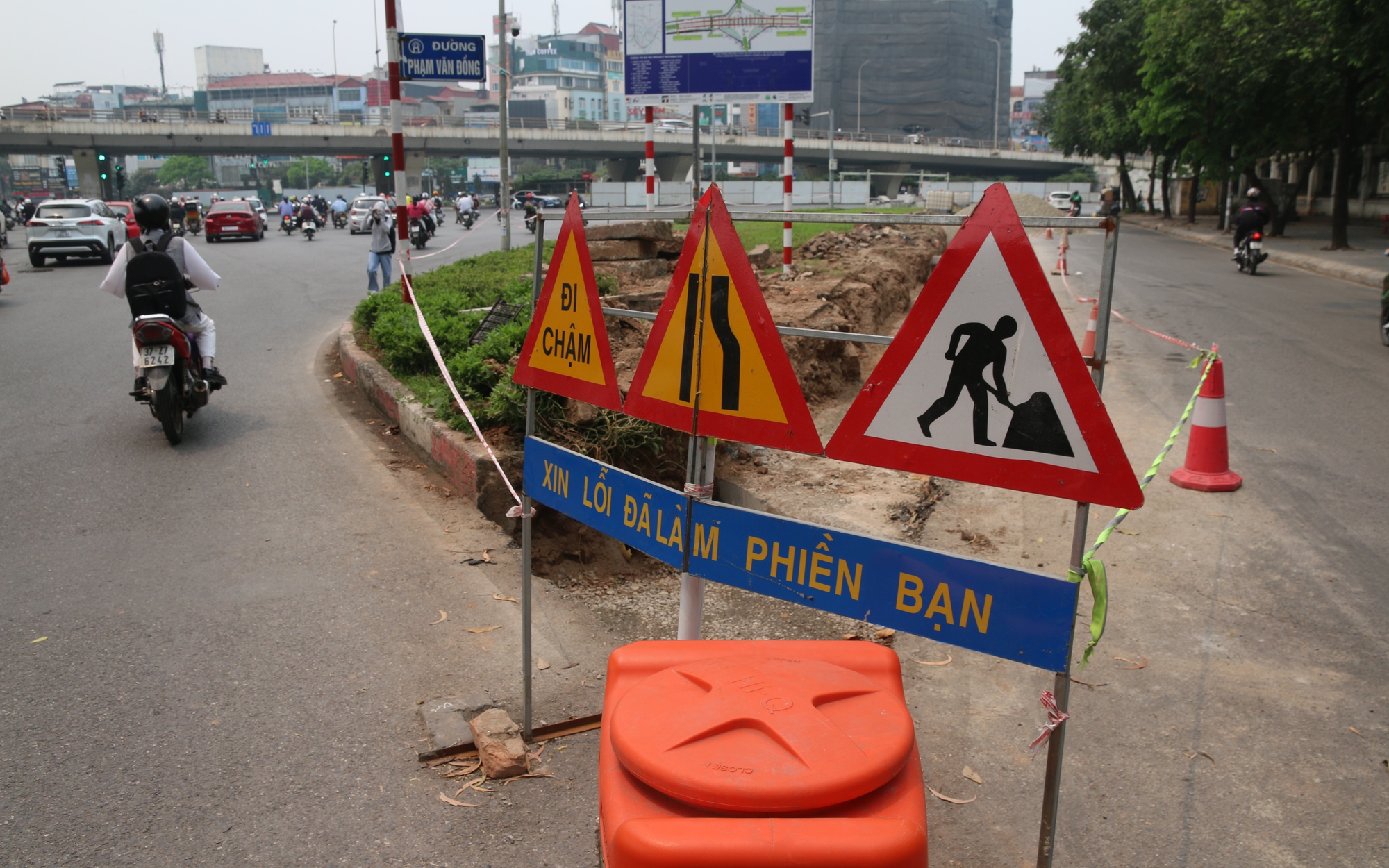 Hà Nội: Cận cảnh công trường thi công 2 cầu vượt trăm tỉ tại nút giao Mai Dịch