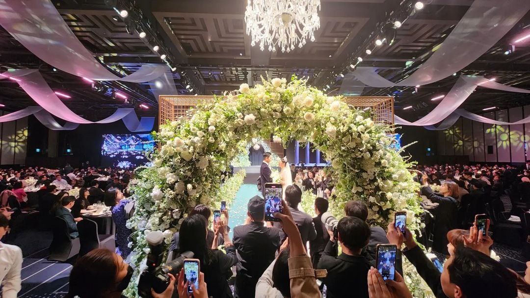 Lễ cưới 700 khách mời của Lee Seung Gi, Lee Da In - Ảnh 4.