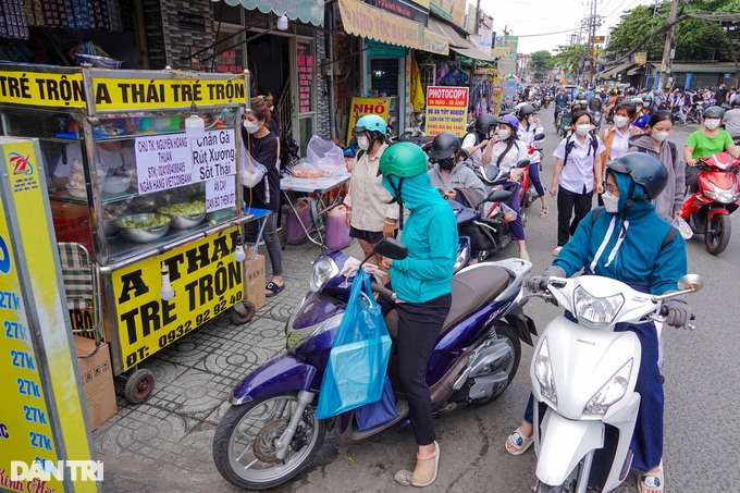 Ch&agrave;ng trai b&aacute;n 500 phần ch&acirc;n g&agrave; xốt Th&aacute;i/ng&agrave;y, kh&aacute;ch đến mua xếp h&agrave;ng d&agrave;i - Ảnh 1.