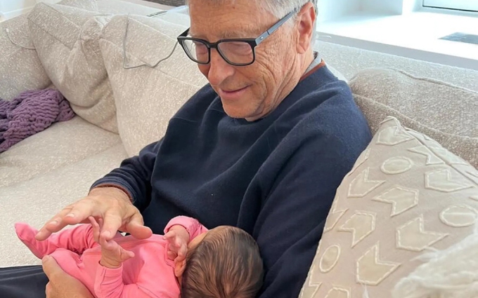 Bill Gates và vợ cũ cùng đăng ảnh chụp cùng cháu gái mới sinh