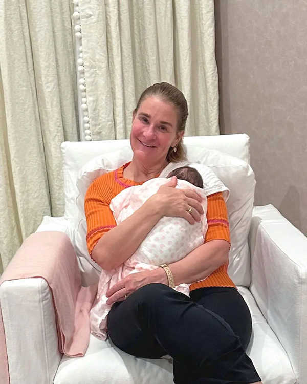 Bill Gates và vợ cũ cùng đăng ảnh chụp cùng cháu gái mới sinh - Ảnh 2.