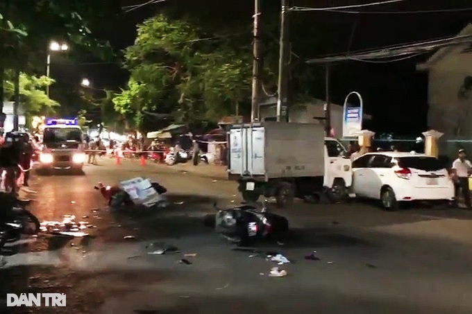 Ô tô mất lái tông hàng loạt xe máy ở Quảng Ngãi - Ảnh 1.