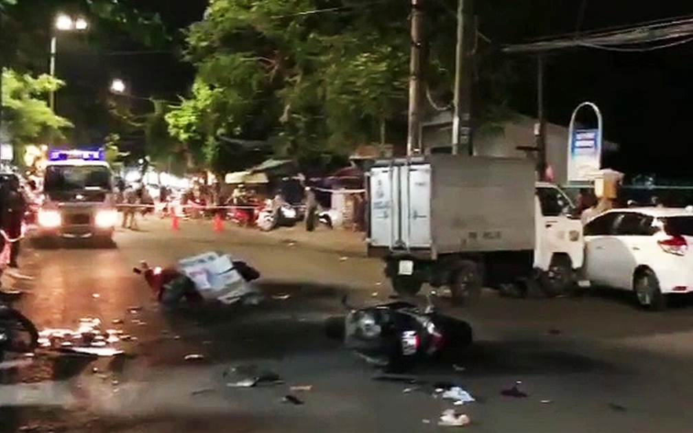 Ô tô mất lái tông hàng loạt xe máy ở Quảng Ngãi