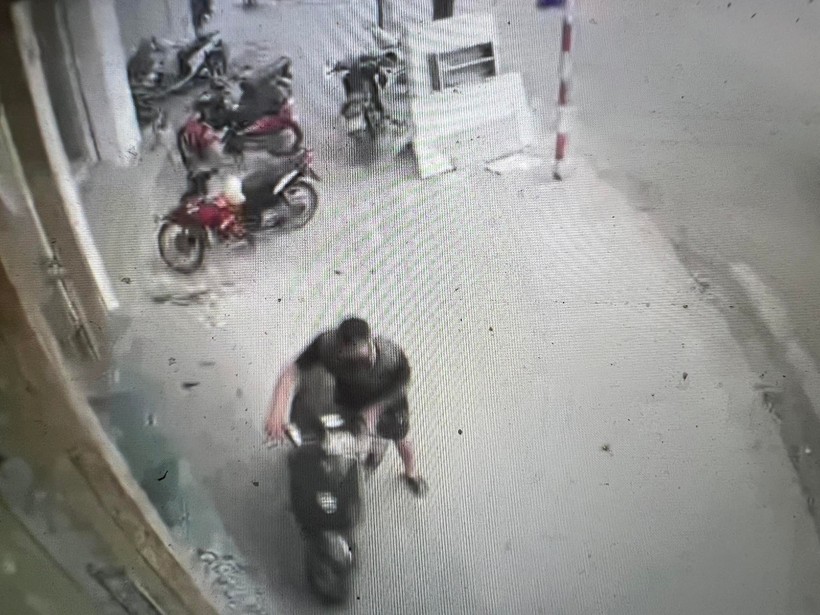 Truy tìm đôi nam nữ trộm xe máy điện giữa ban ngày - Ảnh 2.
