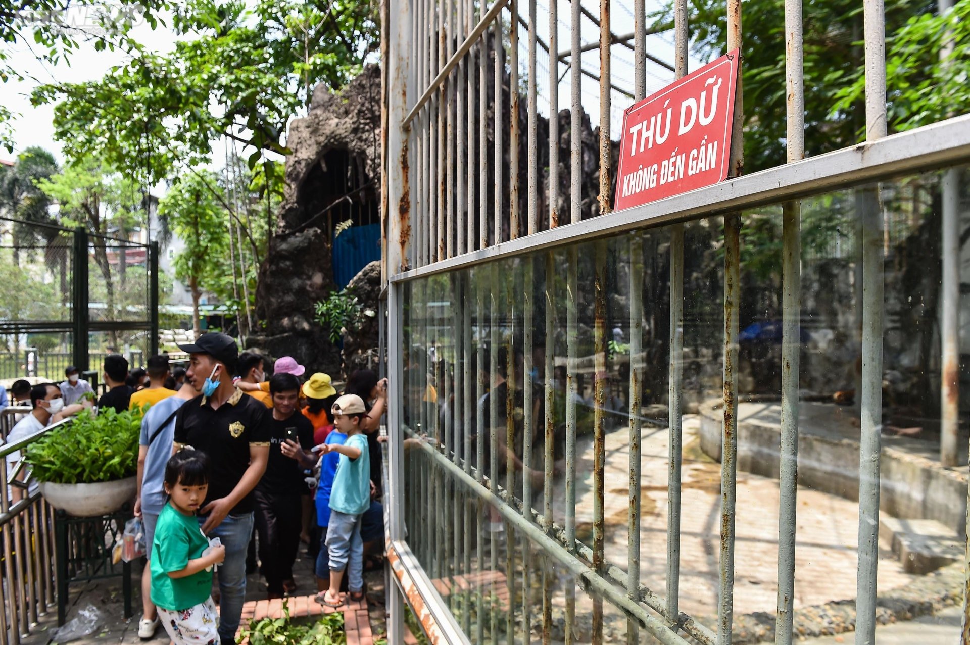 Ngộp thở giữa biển người đổ về công viên Thủ Lệ ngày 1/5 - Ảnh 9. Ngộp thở giữa biển người đổ về công viên Thủ Lệ ngày 1/5 - Ảnh 9.