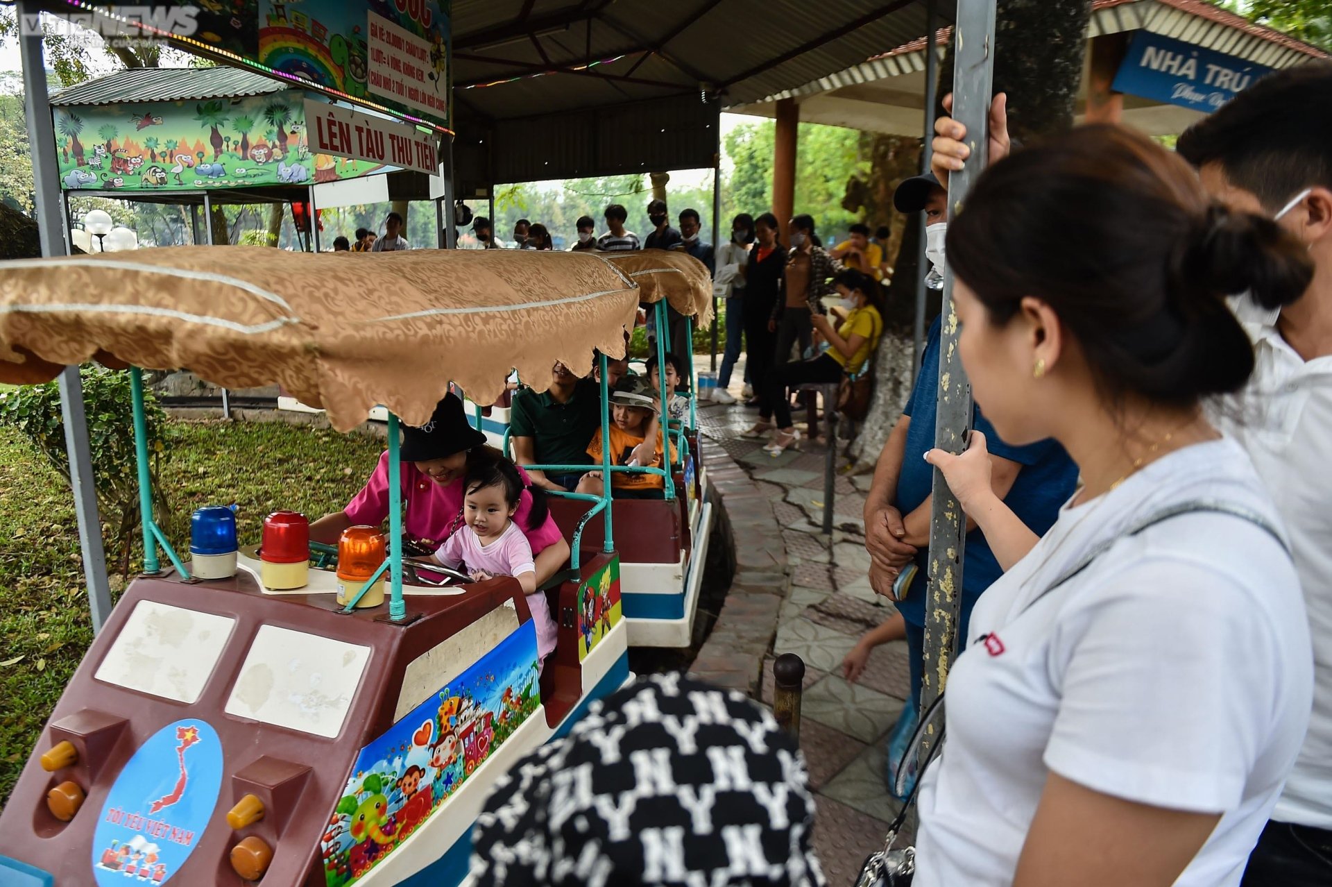 Ngộp thở giữa biển người đổ về công viên Thủ Lệ ngày 1/5 - Ảnh 5. Ngộp thở giữa biển người đổ về công viên Thủ Lệ ngày 1/5 - Ảnh 5.