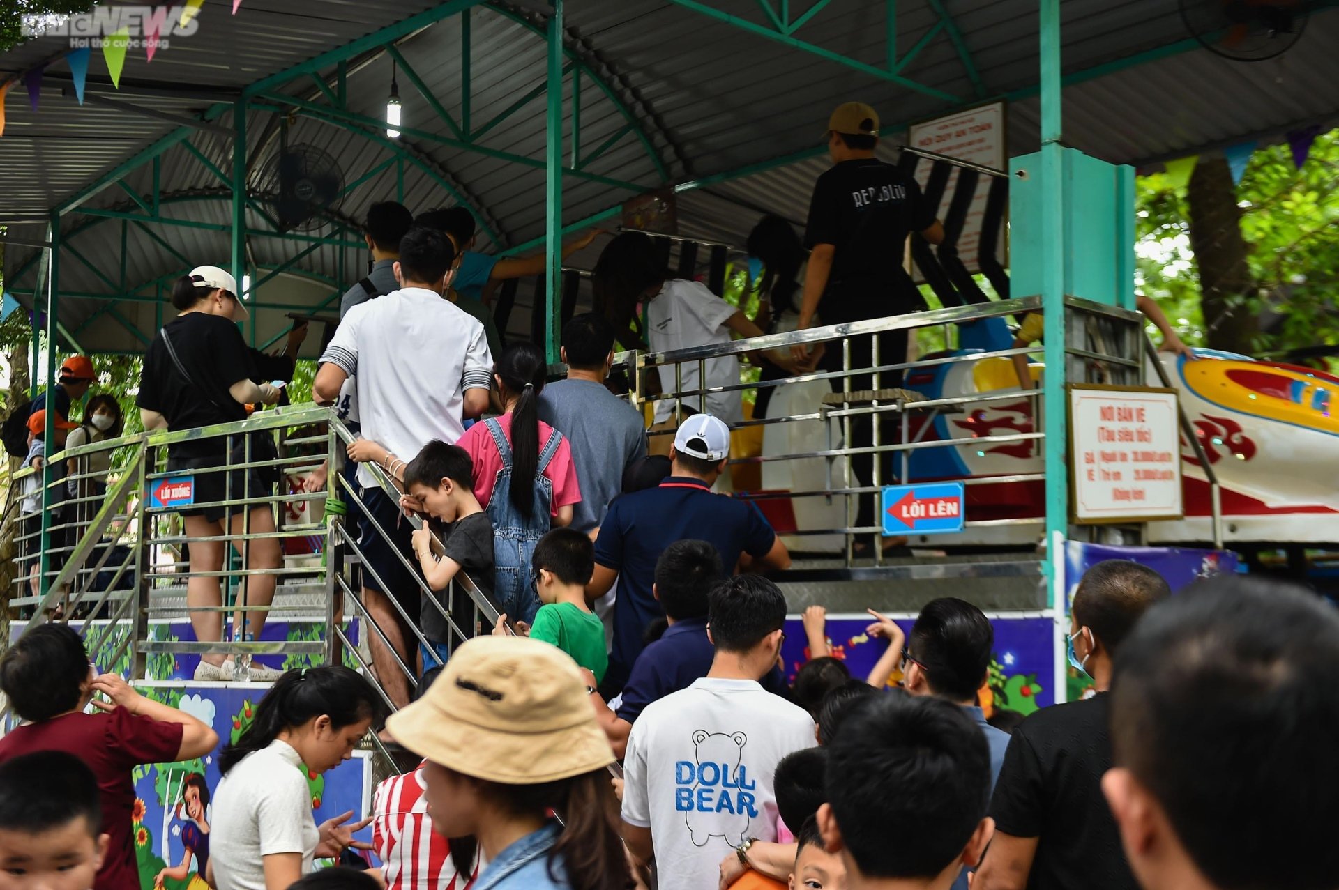 Ngộp thở giữa biển người đổ về công viên Thủ Lệ ngày 1/5 - Ảnh 3. Ngộp thở giữa biển người đổ về công viên Thủ Lệ ngày 1/5 - Ảnh 3.