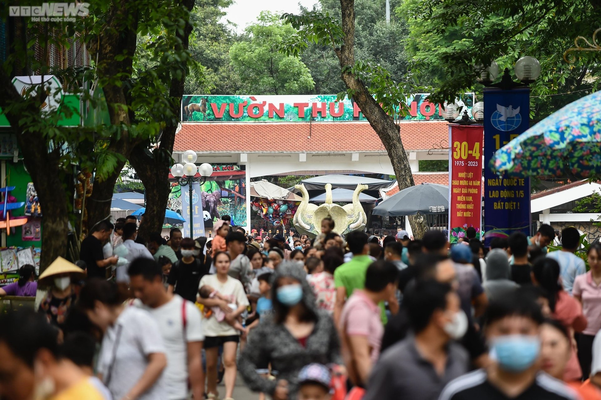 Ngộp thở giữa biển người đổ về công viên Thủ Lệ ngày 1/5 - Ảnh 1. Ngộp thở giữa biển người đổ về công viên Thủ Lệ ngày 1/5 - Ảnh 1.