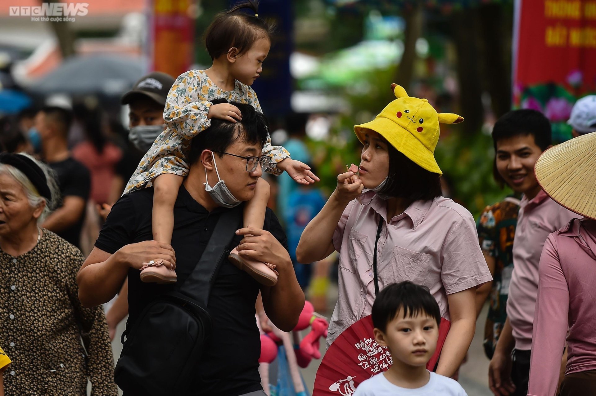 Ngộp thở giữa biển người đổ về công viên Thủ Lệ ngày 1/5 - Ảnh 14. Ngộp thở giữa biển người đổ về công viên Thủ Lệ ngày 1/5 - Ảnh 14.