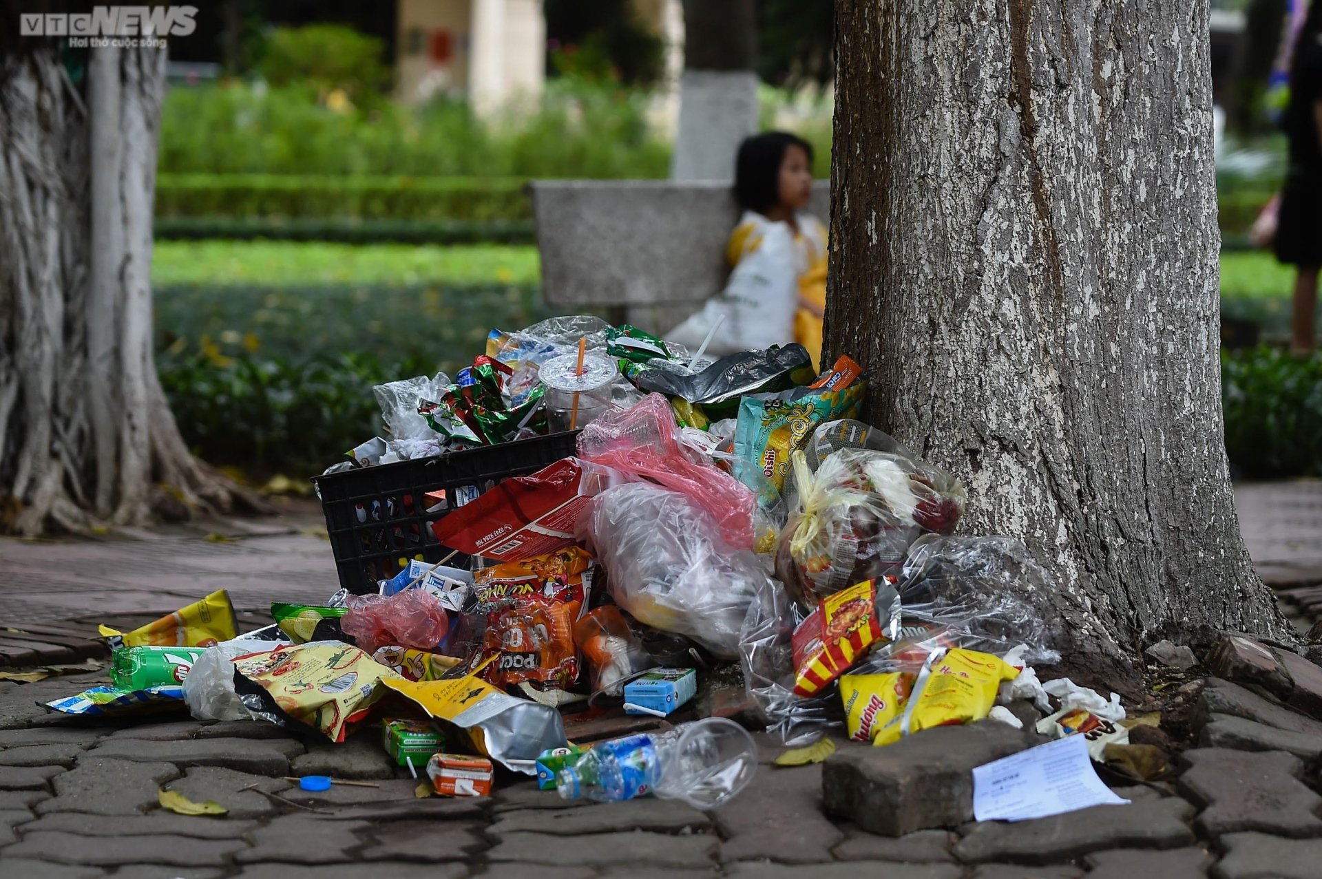 Ngộp thở giữa biển người đổ về công viên Thủ Lệ ngày 1/5 - Ảnh 12. Ngộp thở giữa biển người đổ về công viên Thủ Lệ ngày 1/5 - Ảnh 12.
