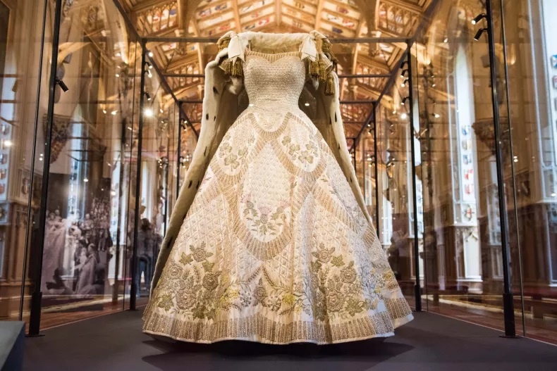 Thứ được bí mật thêu lên chiếc váy cố Nữ hoàng Elizabeth II - Ảnh 1.