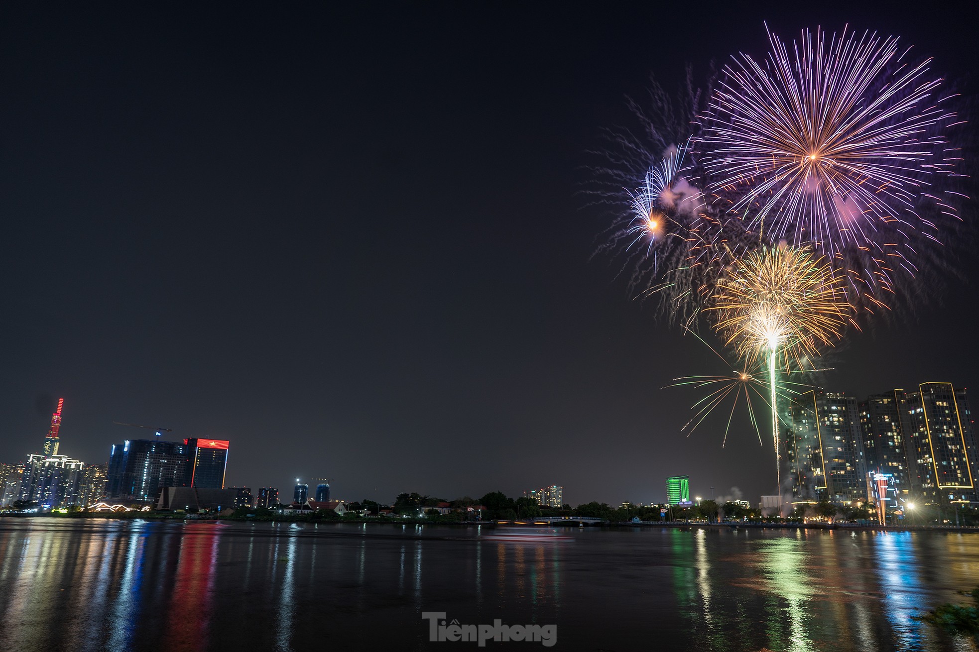 Rực rỡ 'đại tiệc' pháo hoa mừng ngày đất nước thống nhất - Ảnh 2. Rực rỡ 'đại tiệc' pháo hoa mừng ngày đất nước thống nhất - Ảnh 2.