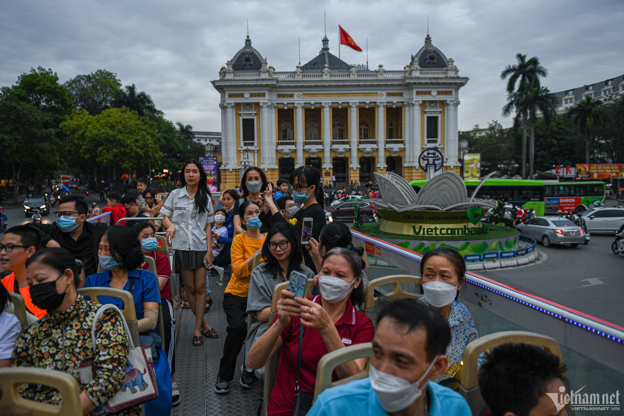 Nhịn ăn xếp hàng vỉa hè 6 tiếng, chờ lên buýt hai tầng ngắm Hà Nội lên đèn - Ảnh 6.