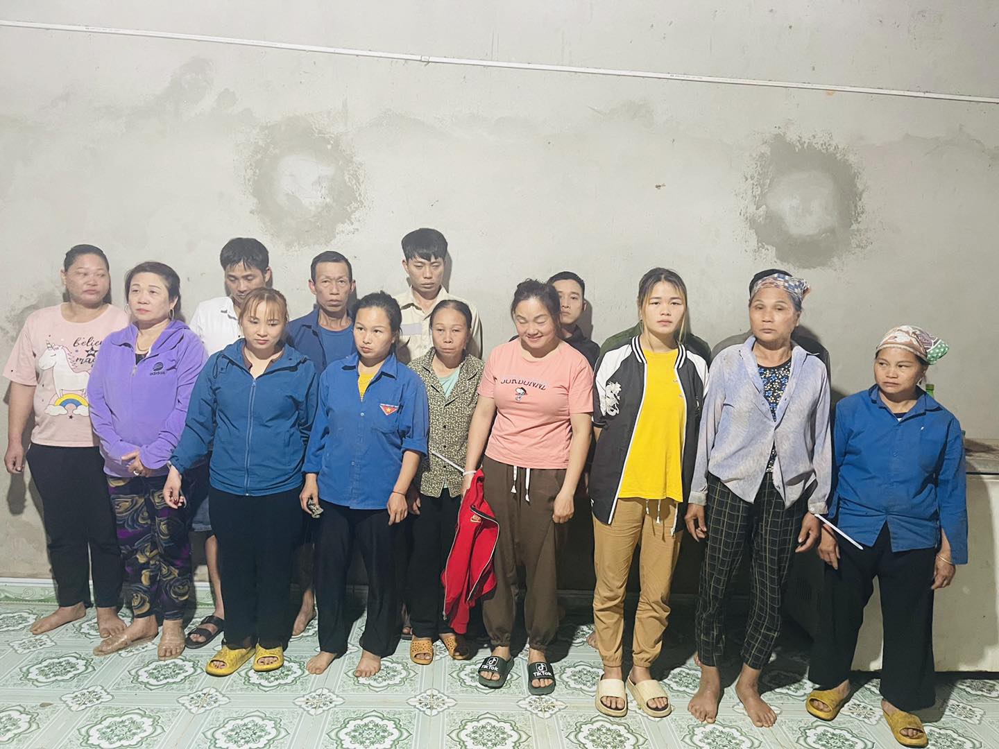 Triệt phá sới bạc xóc đĩa, tạm giữ hình sự nhiều phụ nữ vùng cao - Ảnh 1. Triệt phá sới bạc xóc đĩa, tạm giữ hình sự nhiều phụ nữ vùng cao - Ảnh 1.