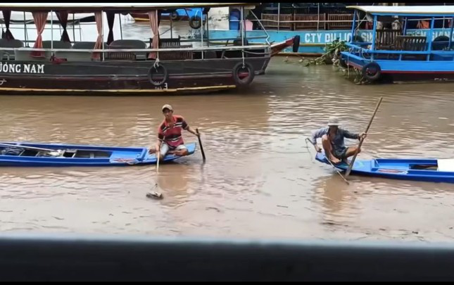 Xôn xao clip nhà sư thả cá phóng sinh bị nhóm thanh niên chích điện bắt hết - Ảnh 1.