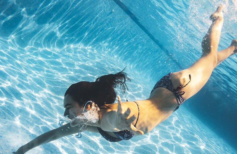 Đi bơi mùa hè: Bảo vệ da và tóc đúng chuẩn theo khuyến cáo của chuyên gia - Ảnh 1.
