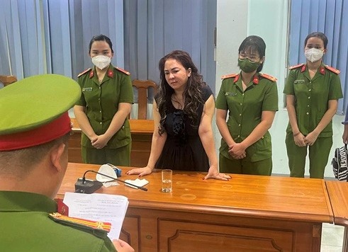Triệu tập ông Huỳnh Uy Dũng và các nghệ sĩ đến phiên xử bà Phương Hằng - Ảnh 1.