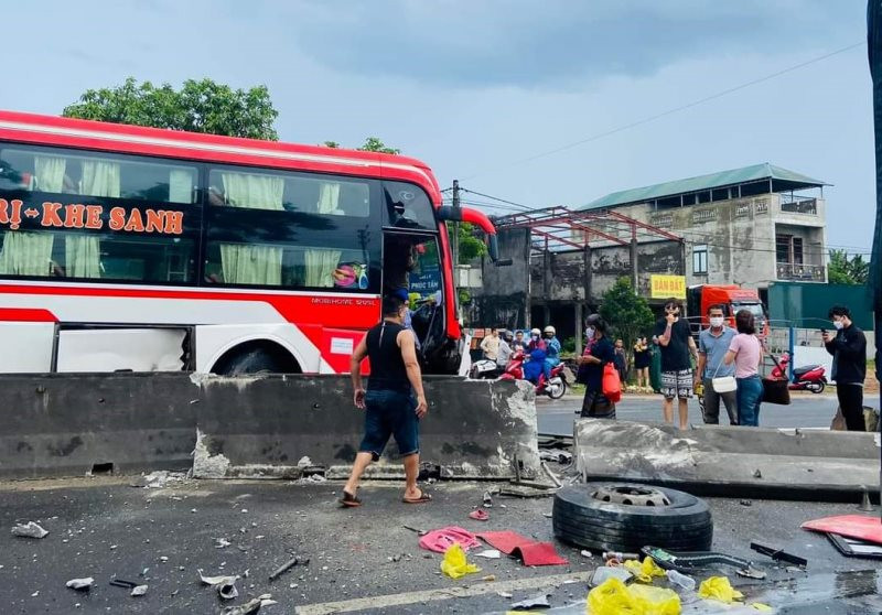 Xe khách tông vào dải phân cách, nhiều người bị thương - Ảnh 1.