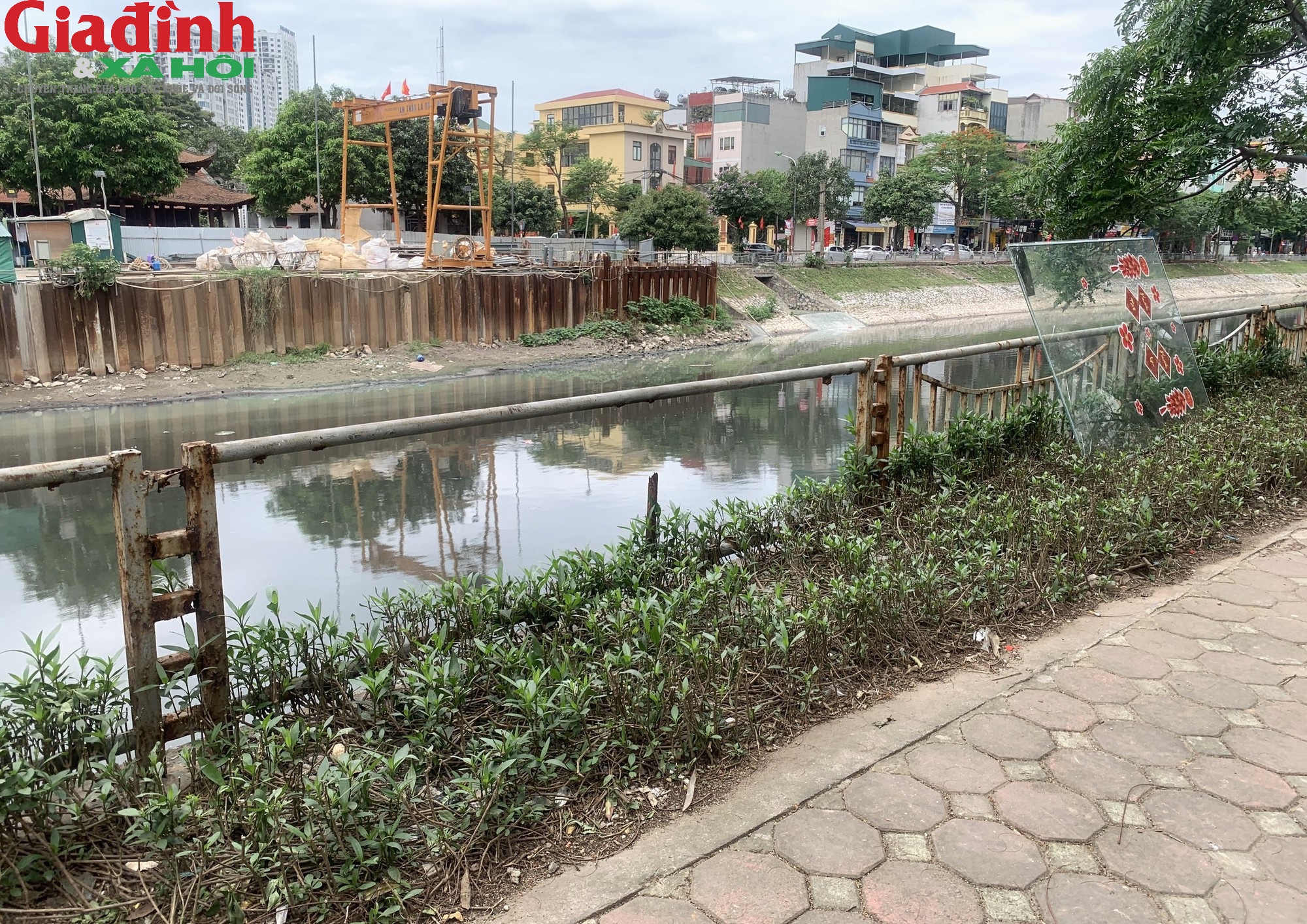 Hà Nội: Lan can bảo vệ ven sông nhiều nơi hư hỏng, xuống cấp trầm trọng - Ảnh 3.
