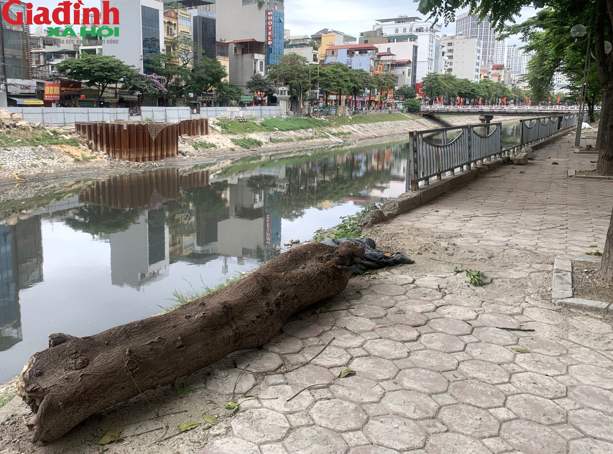 Hà Nội: Lan can bảo vệ ven sông nhiều nơi hư hỏng, xuống cấp trầm trọng - Ảnh 4.